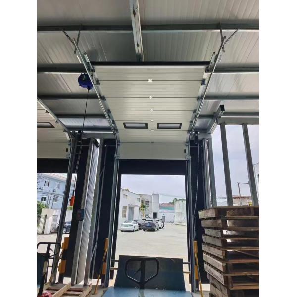 As portas seccionais aéreas são duráveis, fáceis de operar e atraentes para a