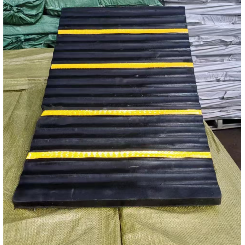 High Strength 600*400*300mm 25kg Yellow  Car Speed Bump Reflective Wheel Stopper/ Car Stopper Rubber Parking Lot Ramp Hump Stoppers
