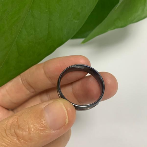 Venta al por mayor de fábrica y anillos de boda de circonio y titanio negros y grises a la moda y joyería para hombre sin decoloración Anillos de boda para hombre