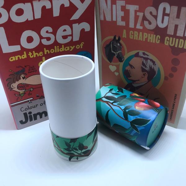 Biodegradable зеленой упаковка почтовой отправки цилиндра бумаги Kraft повторно использованная трубкой