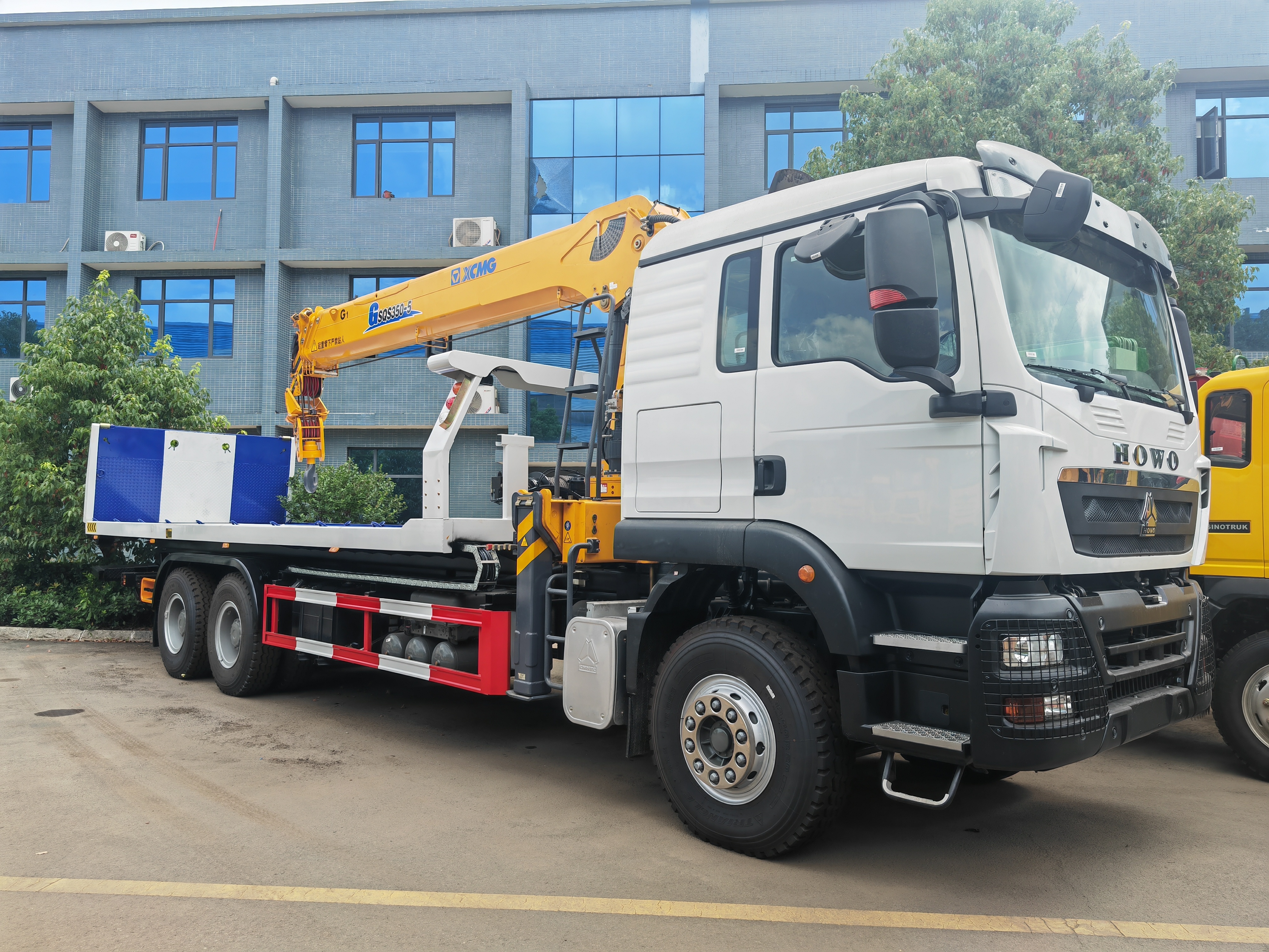 HOWO Tow Truck Heavy Duty Wrecker Truck with XCMG GSQS350-5 Crane 14 Ton 16 Ton Recovery Truck for Saudi Arabia