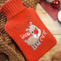 le chiot rouge le père noël a tricoté les bouteilles d'eau chaudes de couvertures pour la promotion chaude d'hiver