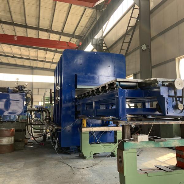 Las alfombras huecas de caucho con prensa de vulcanización aumentan la eficiencia de su producción