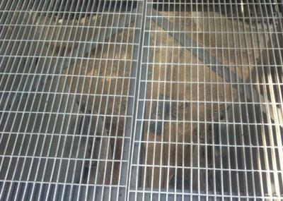 Hot Dipped Galvanized Platform Steel Grating Low Carbon Steel Metal Grate Flooring