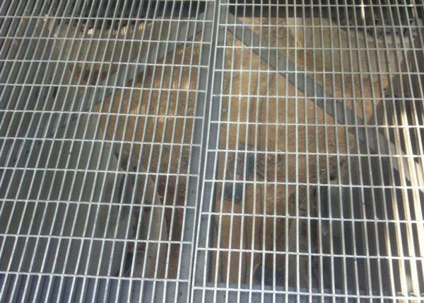 Hot Dipped Galvanized Platform Steel Grating Low Carbon Steel Metal Grate Flooring