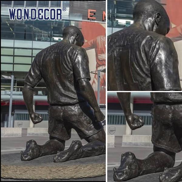 Мастерски вырезанные бронзовые статуи скульптуры Футболисты празднуют действие