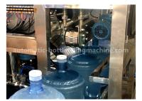Pantalla táctil máquina de rellenar 450BPH del agua de 5 galones con el sistema de tratamiento de aguas