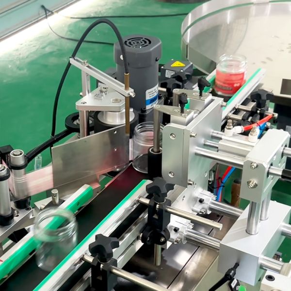 700W 220V Semi Automatic Labeling Machine Pet Bottle Applicator Servo Driven
