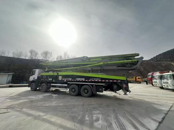 Vente chaude Chine Luxe camion de pompe à béton d'occasion pour location de matériel lourd 2020 année Zoomlion 56M avec châssis Benz Quelques kilomètres