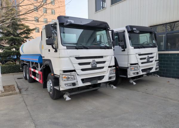 Escala de pulverização do caminhão de tanque 6x4 da água de SINOTRUK HOWO LHD 15-20CBM largamente