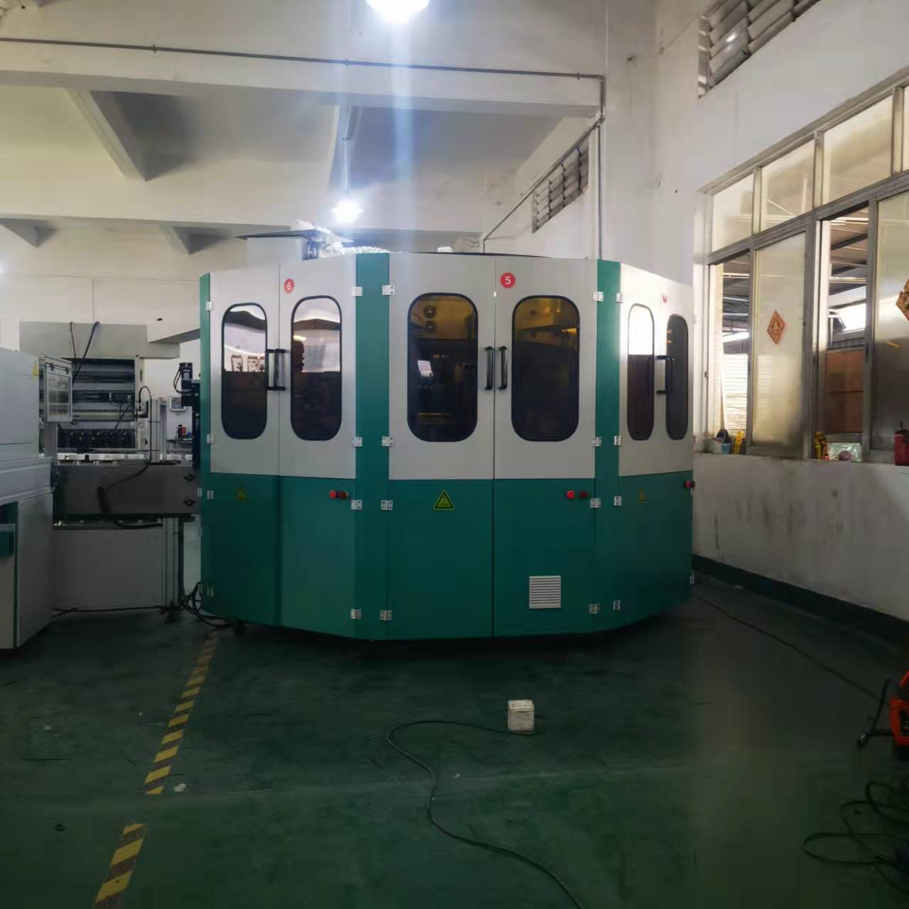 Работы принтера экрана бутылки CNC стекла/металла Serigraphic для консервной банки аэрозоля вина