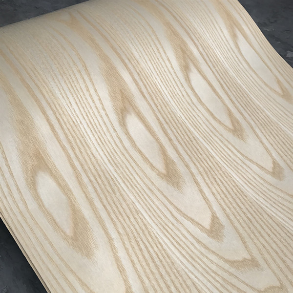 Облицовка двери мебели отрезанная поверхностью с ровными и ясными линиями