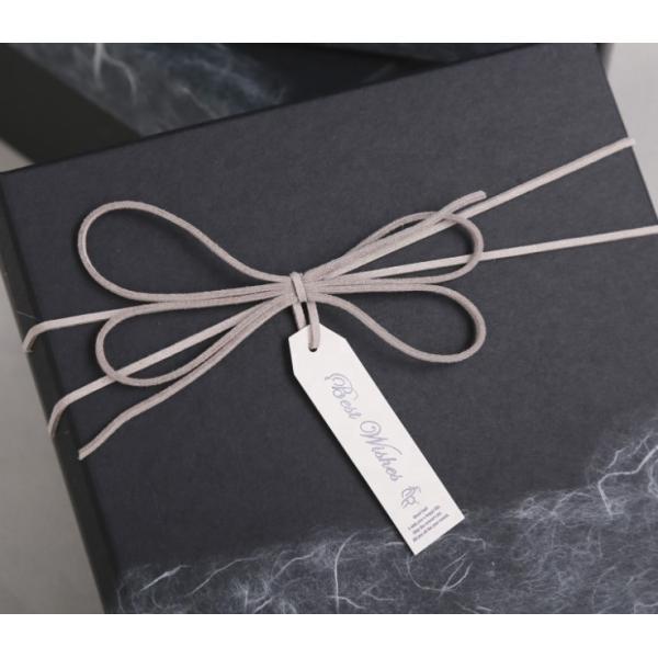 Las cajas de regalo de la Navidad del paquete plano reciclaron los materiales blancos de la cartulina con la cinta