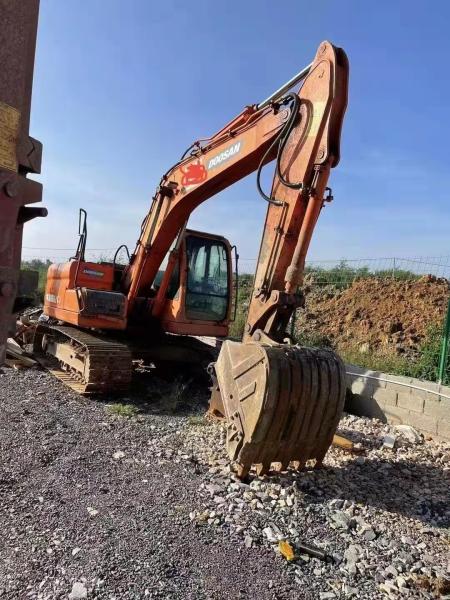 Excavatrice Doosan 140 14t d'occasion pour la construction et l'aménagement paysager