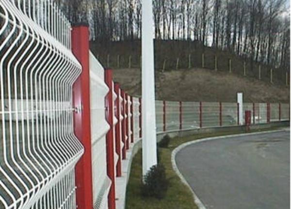 Triangular Bends Garden Mesh Fencing Safety For Sport Field , 3-6.0mm Wire Gauge