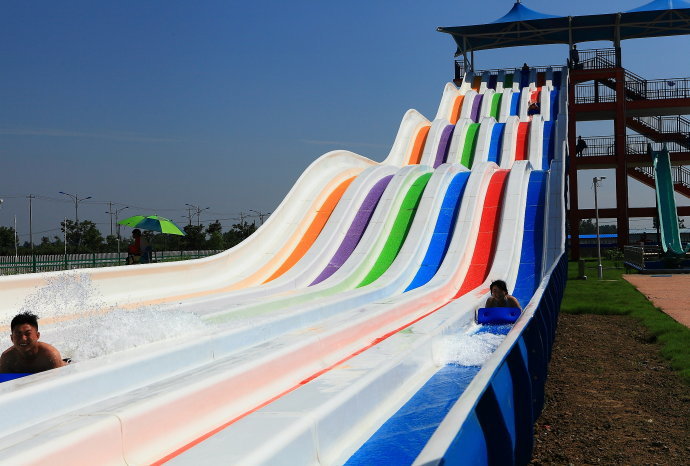 Multi-Lane Rainbow Water Slide with Fiberglass Flume and Hot-Dip Galvanized Steel for High Throughput