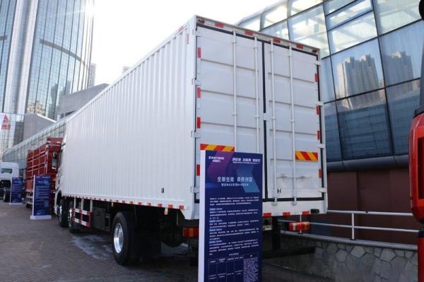 9.6 Meters Sinotruk HOWO Cargo Box Truck MAX 330HP 6X2