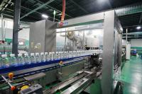 Étiqueteur OPP Étiqueteur rotatif à colle chaude pour une ligne de production d'eau en bouteille de 60000 BPH