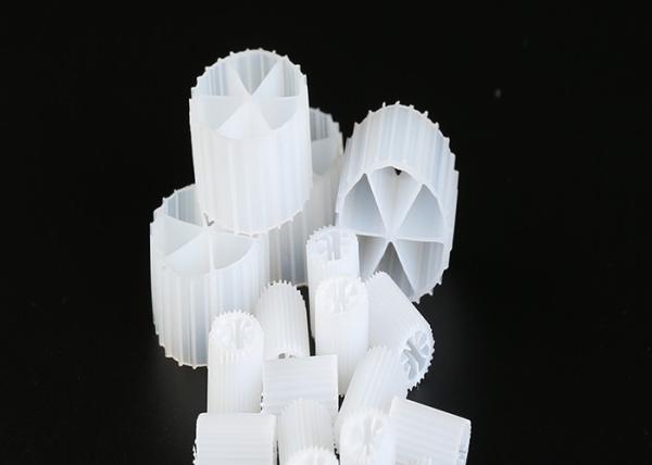 Bolas materiais do HDPE do Virgin dos meios de filtro dos furos K1 da longa vida 19 bio para RAS e águas residuais