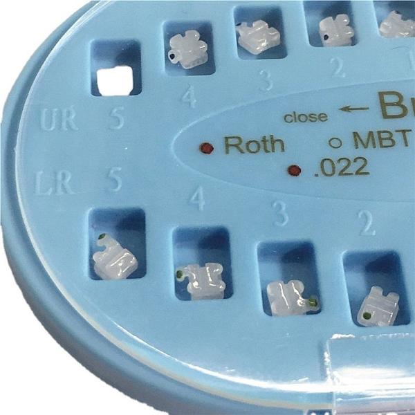 Grade médical en acier inoxydable Mini Roth MBT.022/.018 Crochet sur le support de support de dessin animé pour le traitement orthodontique 20 unités/ensemble