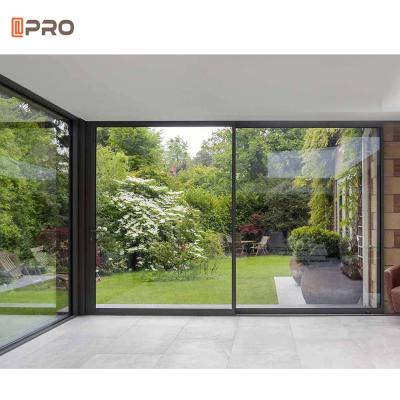 Vidros de clarabóia preta e branca para maximizar a luz natural