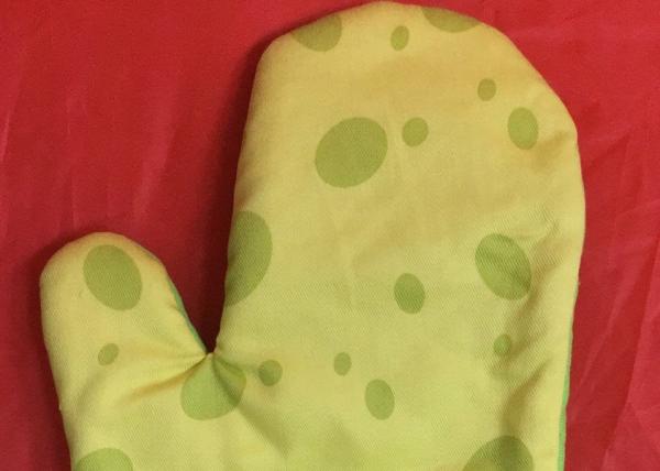 Safety Printed Oven Mitts Dotted Style Flexible Operation  For Home Hotel
