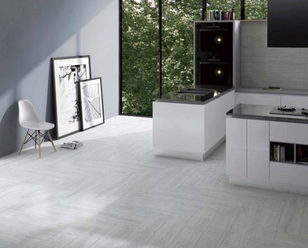 Des bandes de porcelaine en bois gris et beige de 200x1000 mm pour salle de bain et projet