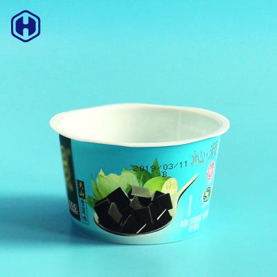 Copos plásticos pequenos vazios do gelado com sentimento estético da tampa da colher