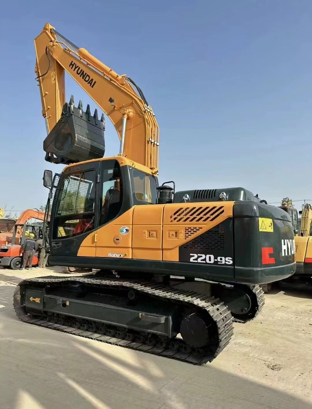 Использованный 22-тонный экскаватор Hyundai 220-9s оснащен двигателем Cummins