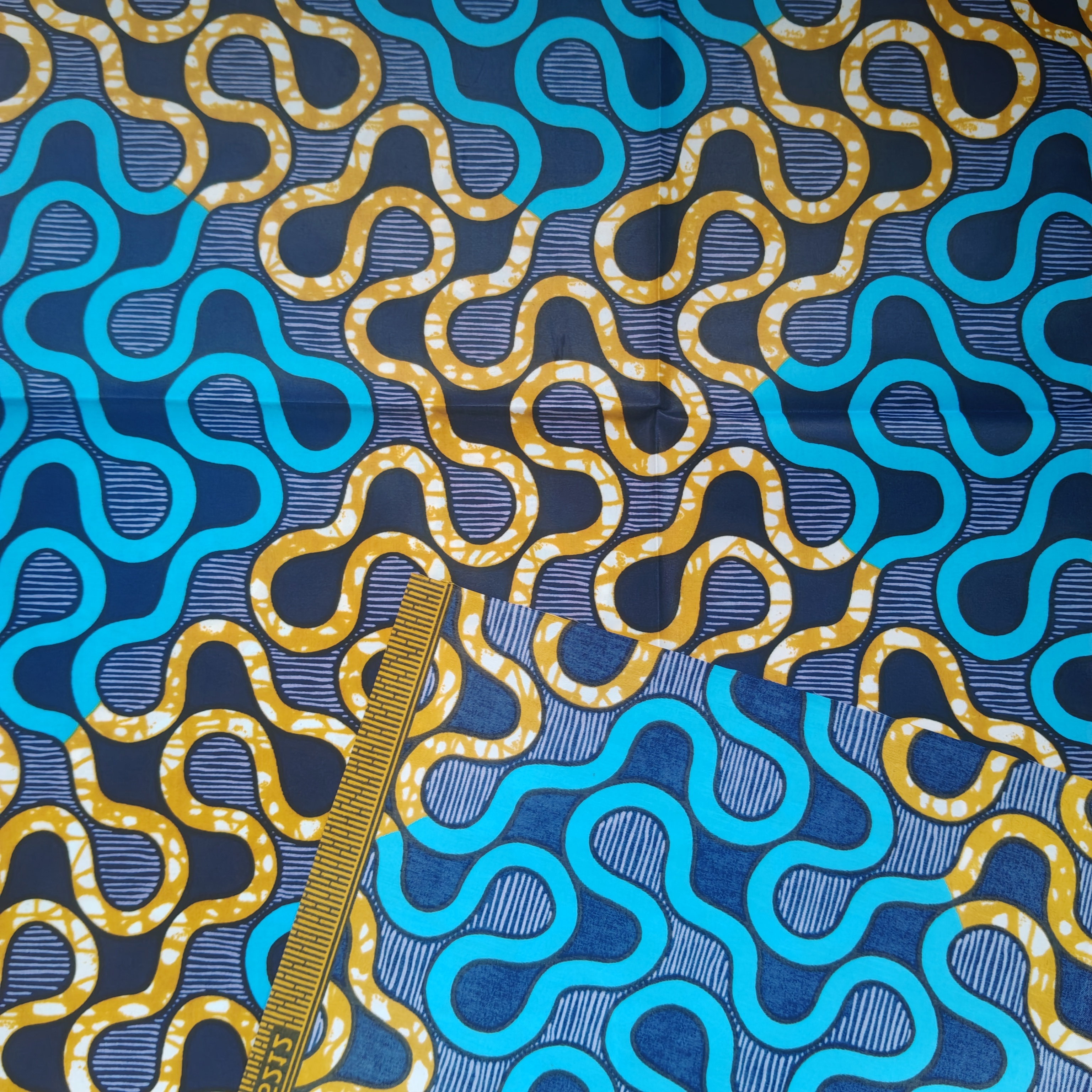 100% Cotton African Wax Print Fabric with Vibrant Colors and High Wrinkle Resistance for Ankara and Kitenge Styles