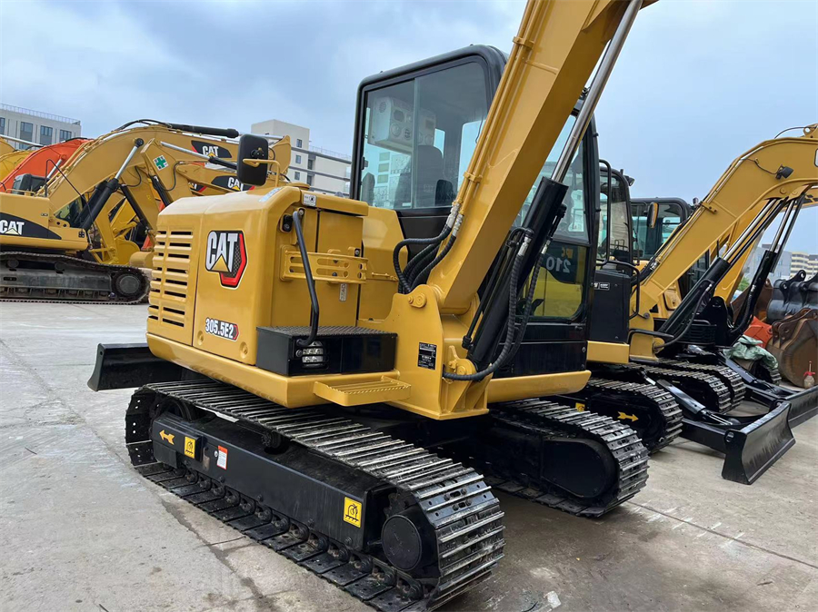 CAT 305.5E2 Маленький 5-тонный экскаватор с пальцем и лезвием