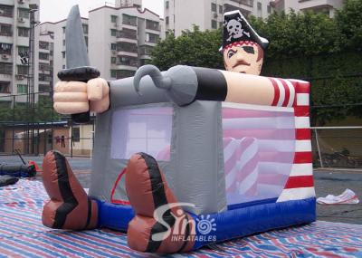 As crianças internas pequenas da categoria comercial pirateiam o castelo bouncy inflável para partidos exteriores