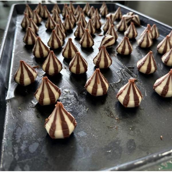 Two-Tone Teardrop Stuffed Cookies Automatic Encrusting Machine  5000-6000pcs/h Capacity