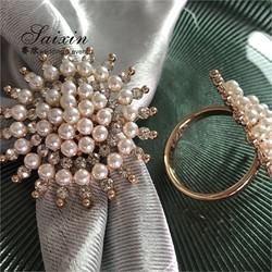Servilhão de ouro e anel de diamante para a mesa do jantar de casamento
