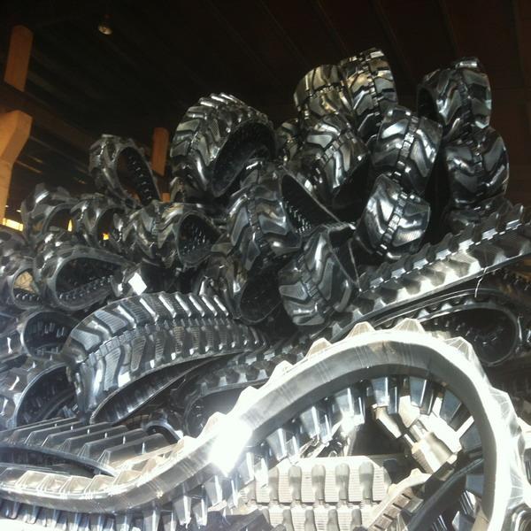 Широко след мини экскаватора 250mm резиновый для бойскаута младшей группы E20