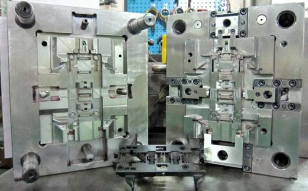 A modelação por injeção quente do corredor de YUDO molda/a fabricação plástica do molde cavidades múltiplas