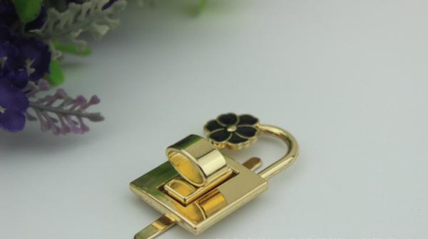 Beautiful flower decorative gold zinc alloy handbag turn twist locks