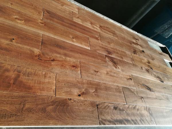 Plancher solide de bois dur de bouleau, handscraped avec la marque de broutement et la couleur souillée