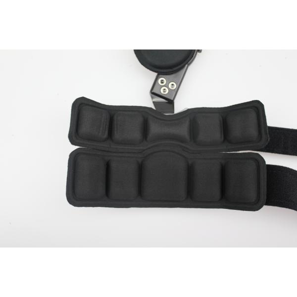 Черное одиночное движение выдвигая расчалку локтя для медиальной расчалки эпикондилита