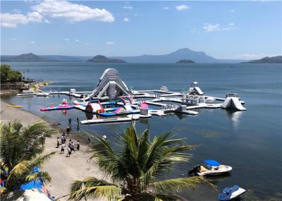 Longa distância inflável colorida do parque de diversões da associação do lago com corrediças dos trampolins