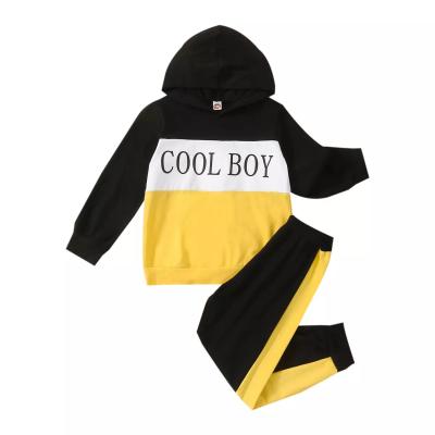 As crianças do inverno enegrecem a camiseta longa da luva com a cópia da letra do colar