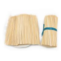 Oden ferveu as varas de bambu da carne de carneiro dos espetos em volta dos espetos de bambu para o assado