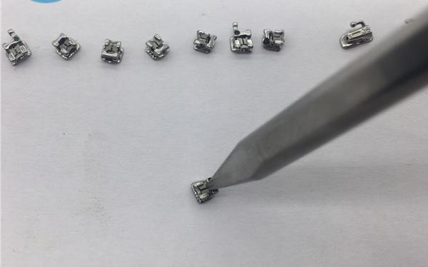 Torque Designed Metal Dental Braces With Double Wings Constructure Smooth Surface