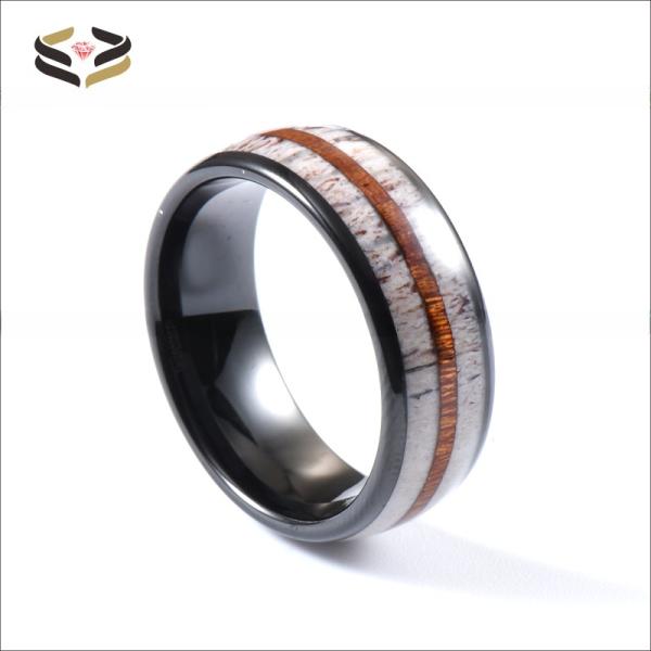 Une superbe bague de mariée pour homme avec antler et bois de koa en incrustation de confort adapté 8mm noir tungstène