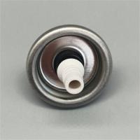 Válvula de distribución de espuma compacta para artículos de tocador de viaje con características a prueba de fugas
