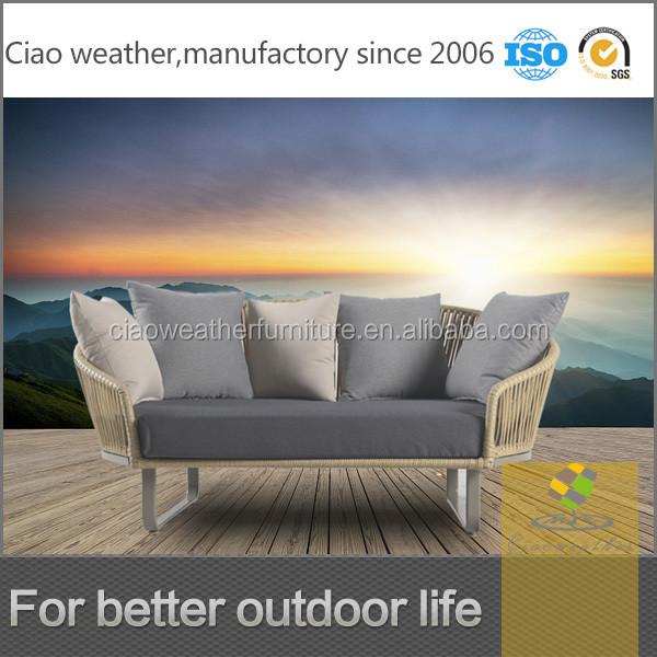 Le canapé de jardin de design moderne en rotin et en aluminium est conçu pour la détente en plein air.