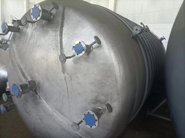 Reaction Vessel For High Pressure Operations With Superior Heat Distribution