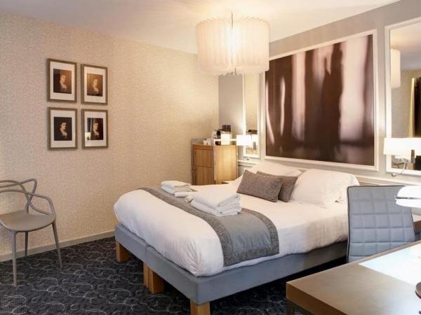 Guinea-Bissau hotel bedroom furniture set from China factory of wood bed with mattress and wood cabinet table