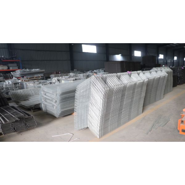 600 kg Capacity Poultry Feeding Cart with DC Motor and Hot-Dip Galvanized Steel for Chicken Farming