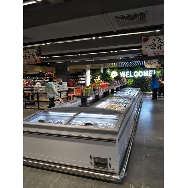 Congelador branco da ilha do supermercado para o alimento congelado com deslizamento da porta de vidro curvada